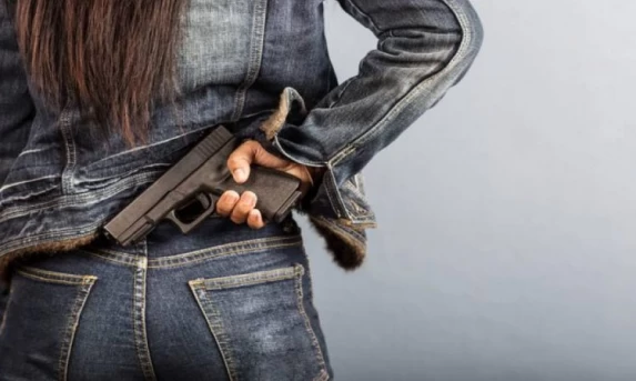 Comissão do Senado aprova porte de arma para mulher sob medida protetiva de urgência