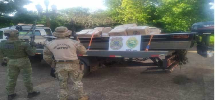 CONTRABANDO: BPFron e Polícia Federal apreendem barco carregado com cigarros em Pato Bragado.