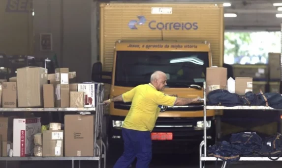 Correios adiam fechamento de agências e buscam acordo com sindicatos para evitar greve