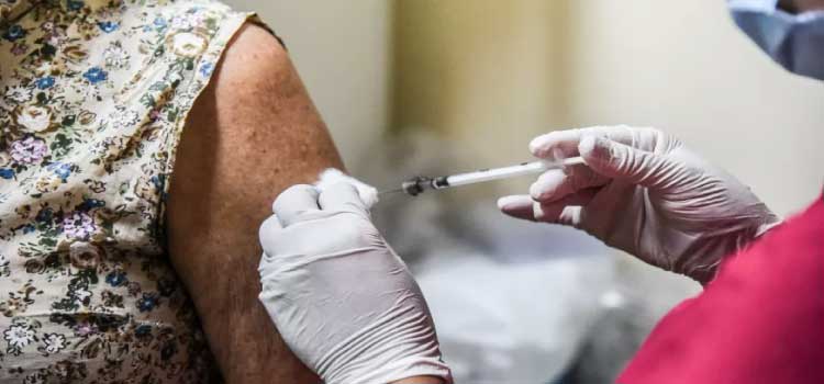 COVID: Saúde libera dose de reforço a todos os adultos e reduz intervalo.