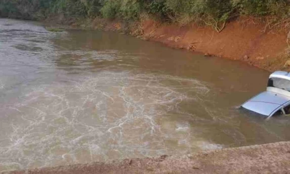 Criança desaparece após carro cair de ponte e ficar submerso em rio no Paraná