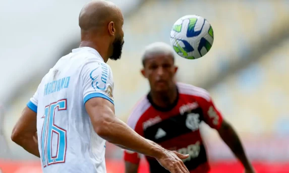 De olho na liderança do Brasileiro, Fla e Bahia jogam no Maracanã.
