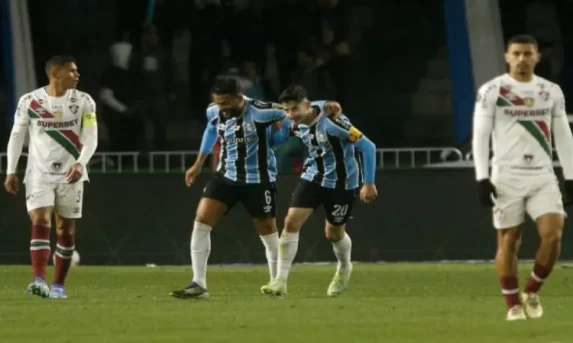 De virada, Grêmio vence Fluminense e abre vantagem nas oitavas da Libertadores.