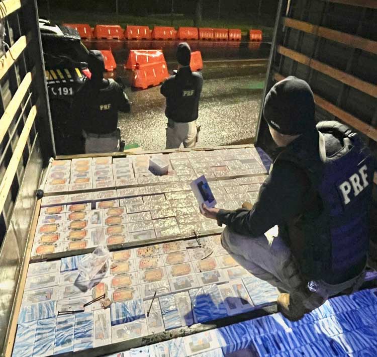 DESCAMINHO: PRF faz apreensão de celulares na BR 277 em Candói.