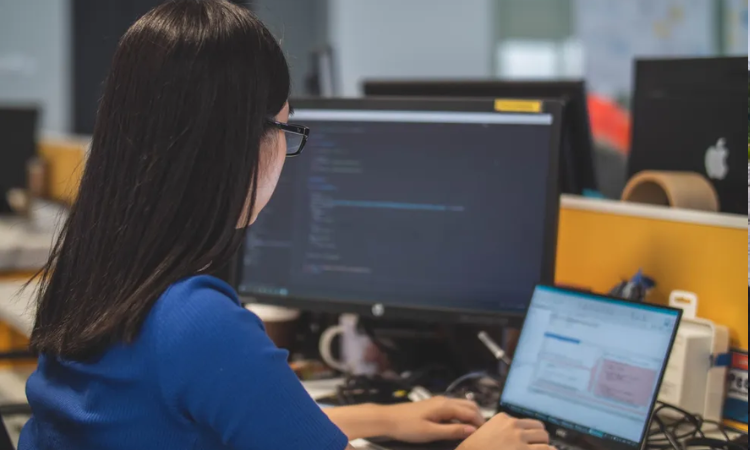 Desigualdade persistente: Mulheres ganham 21,3% menos que os homens no Brasil, revela relatório