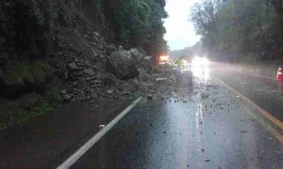 Desmoronamento de rochas interdita parcialmente a BR-277 em Guaraniaçu