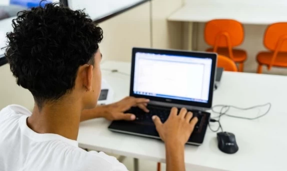 Destaque na tecnologia: Paraná classifica dez alunos para a grande final da Olimpíada Nacional de IA