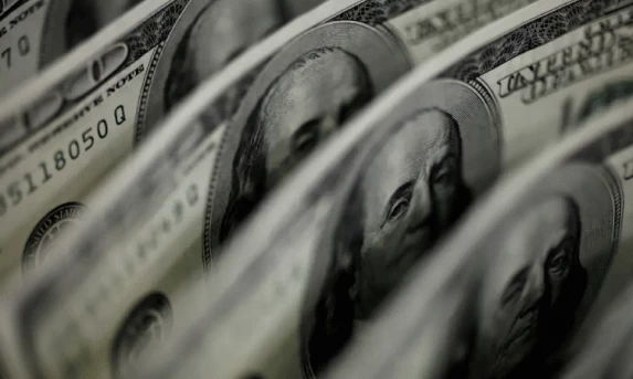 Dólar cai para R$ 5,42 e fecha no menor valor em um mês
