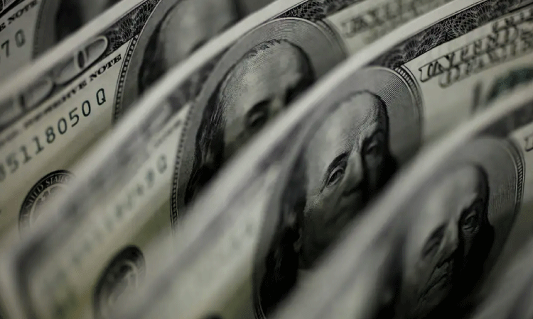 Dólar cai para R$ 5,42 e fecha no menor valor em um mês