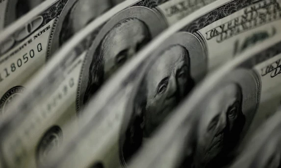 Dólar cai para R$ 5,51 à espera de juros no Brasil e nos EUA
