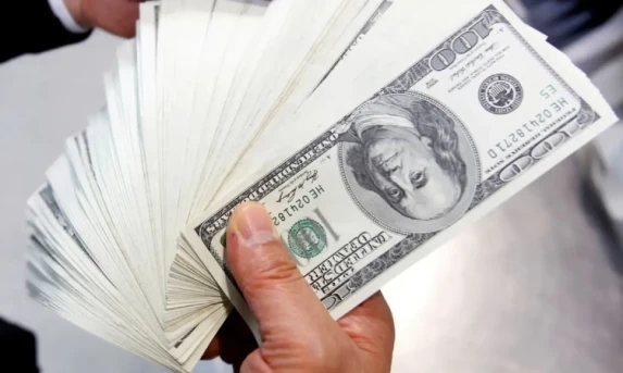 Dólar encosta em R$ 6 após Trump impor taxa de 104% à China