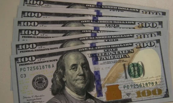Dólar fecha a R$ 5,70 e cai 3,57% em março
