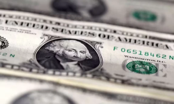 Dólar fecha em queda e atinge menor valor em dois anos com otimismo sobre paz no Oriente Médio