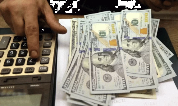 Dólar fecha praticamente estável após duas intervenções do BC
