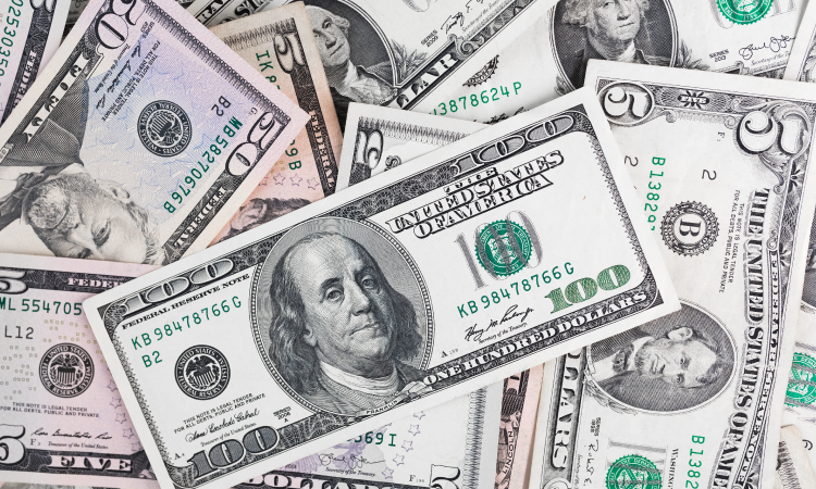 Dólar recua para R$ 5,50 com expectativa de corte de juros nos EUA