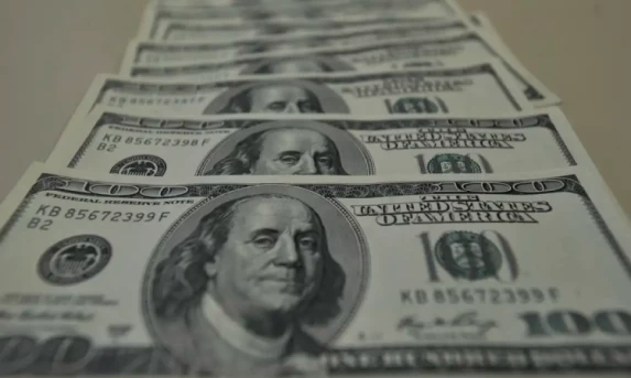 Dólar sobe para R$ 5,58 e fecha semestre com alta de 15,15%