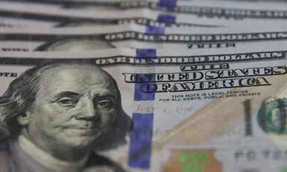 Dólar tem maior queda diária em dois anos e meio e fecha a R$ 5,75