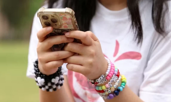 E se fosse no Brasil? França proíbe redes sociais para menores de 15 anos a partir de setembro