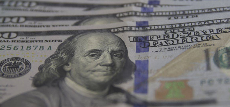 ECONOMIA: Dólar cai e volta a se aproximar de R$ 4,60.