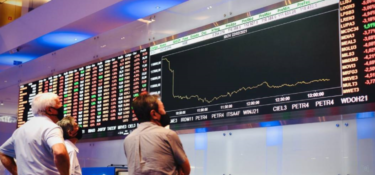 ECONOMIA: Dólar fecha em R$ 4,60, menor patamar em mais de dois anos. Ações da Petrobras têm baixa, após reviravolta em sucessão.