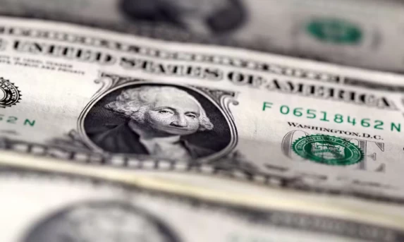 Economia: Dólar opera abaixo de R$ 5,00 enquanto mercado reage ao bloqueio naval no Estreito de Ormuz