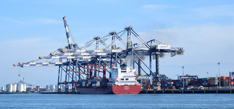 ECONOMIA: Ministério eleva para R$ 111,6 bi projeção de superávit comercial.