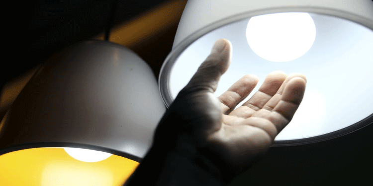 ECONOMIA: Taxa extra na conta de luz deixa de ser cobrada a partir deste sábado.