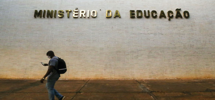 EDUCAÇÃO: MEC prorroga para 26 de maio convocação da lista de espera do Fies.