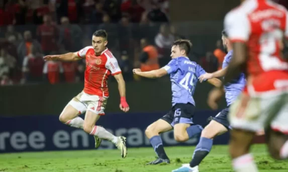 Em retomada após tragédia no RS, Internacional sofre virada contra o Belgrano na Sul-Americana.