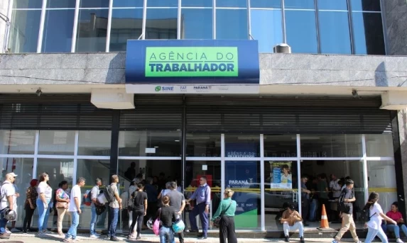 EMPREGO: Paraná começa a semana com mais de 17,5 mil vagas de trabalho com carteira assinada