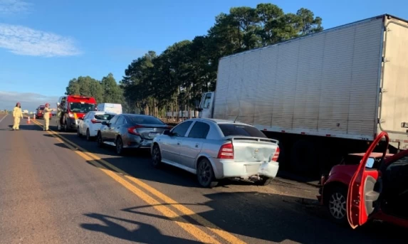 Engavetamento entre quatro carros é registrado na BR-277 em Cascavel
