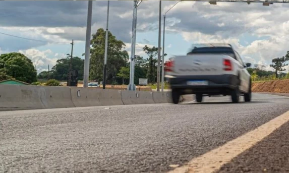 Espaço destinado a pedestres na Ponte da Amizade passa por manutenção neste domingo