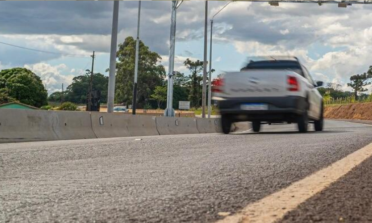 Espaço destinado a pedestres na Ponte da Amizade passa por manutenção neste domingo