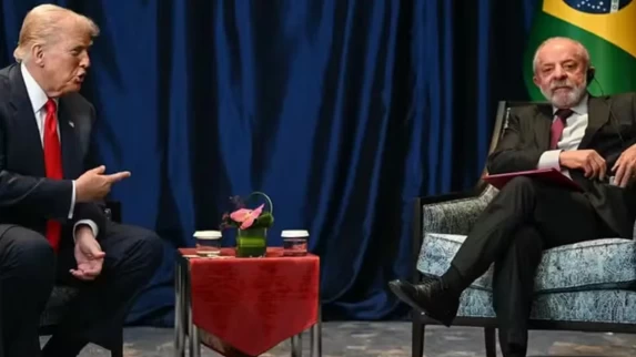 Especialista afirma que Trump tentará influenciar eleições no Brasil após intervenção na Venezuela