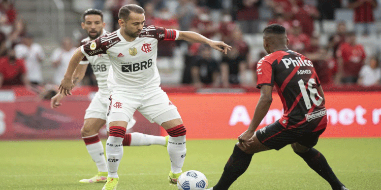 ESPORTES: Athletico-PR quer sair da lanterna e Flamengo mira ponta do Brasileiro.