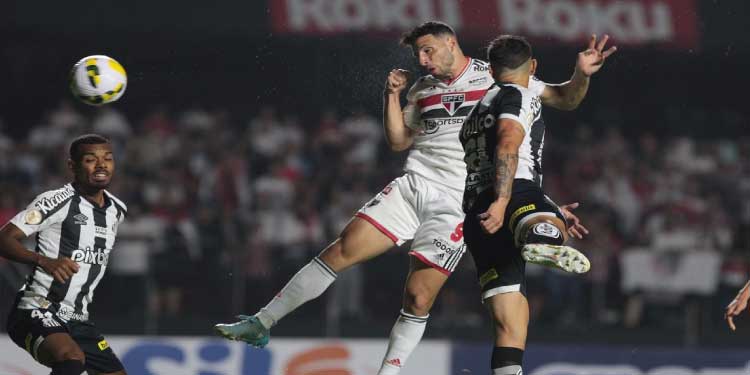 ESPORTES: São Paulo derrota Santos em clássico com gol de pênalti no fim.