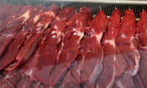 Estouro de cota de exportação para a China deve aumentar oferta e baratear carne bovina no Brasil