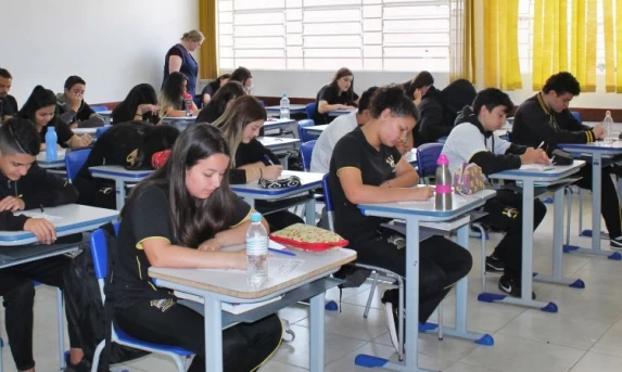 Estudantes do Paraná já podem pedir isenção da taxa de inscrição para o Enem 2025