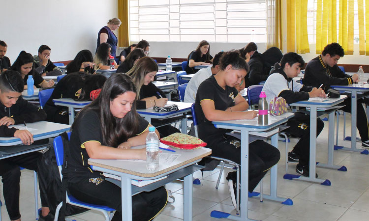 Estudantes do Paraná já podem pedir isenção da taxa de inscrição para o Enem 2025