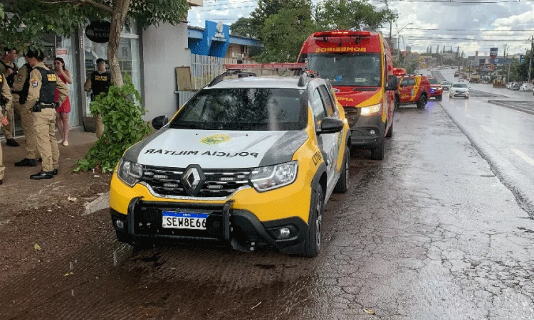 Ex-casal se esfaqueia durante briga na Avenida Carlos Gomes em Cascavel.