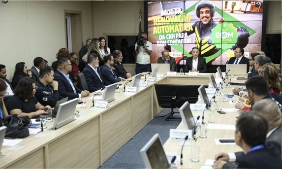 Facilidade: Ministro anuncia renovação automática da CNH para 