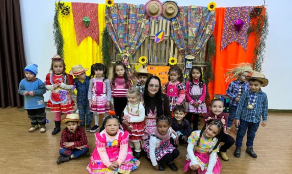 IBEMA: Festa Junina anima o CMEI Iolanda Standler Lovato com muita música, dança e comidas típicas.