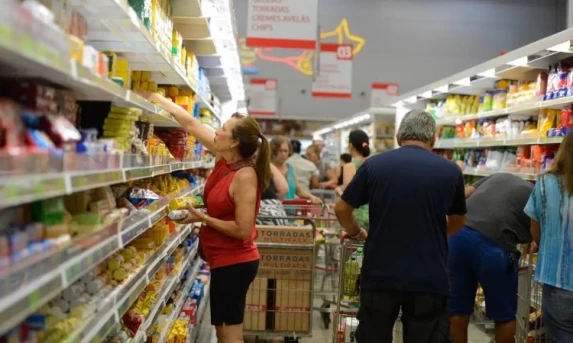 Fim da escala 6x1: Entenda o embate entre patrões e economistas sobre os impactos na economia