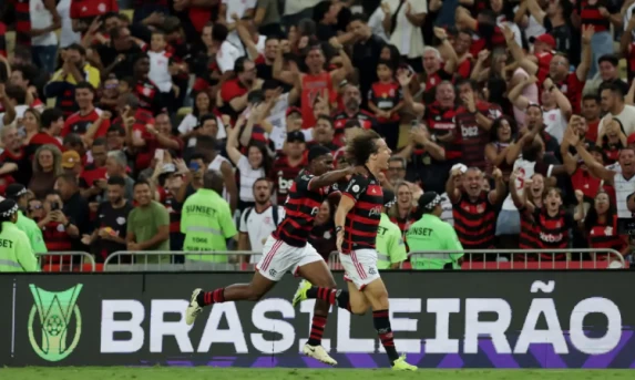 Flamengo arranca vitória sobre o Bahia para liderar o Brasileiro.