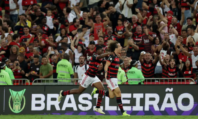 Flamengo arranca vitória sobre o Bahia para liderar o Brasileiro.