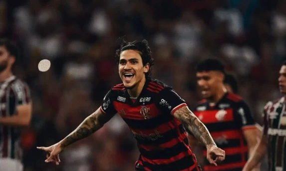Flamengo bate Flu com gol de pênalti e segue líder do Brasileirão.