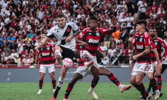 Flamengo e Vasco medem forças no estádio do Maracanã
