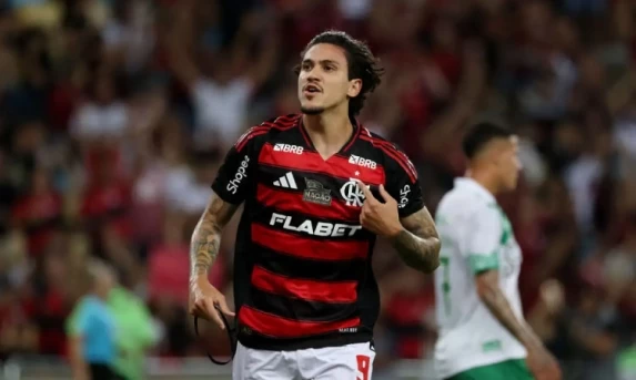Flamengo goleia no Maracanã para liderar o Campeonato Brasileiro