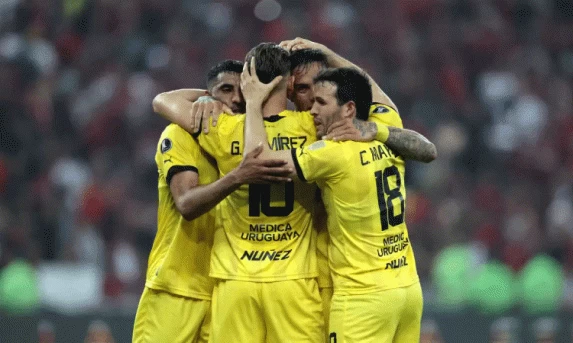 Flamengo joga mal e perde para o Peñarol no Maracanã