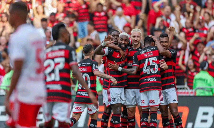 Flamengo vence e tira Inter da briga pelo título brasileiro